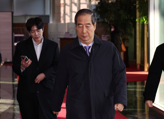 비상계엄 사태 이후 사실상 대통령 권한대행 역할을 하고 있는 한덕수(가운데) 국무총리가 9일 오전 서울 종로구 정부서울청사로 출근하고 있다. 연합뉴스