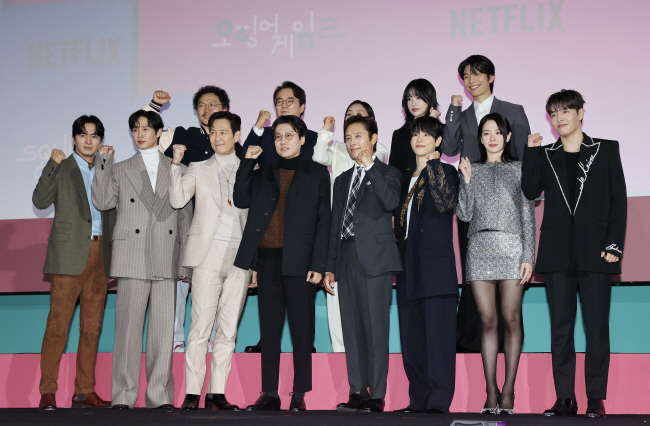 넷플릭스 ‘오징어게임 시즌2’ 주역들이 9일 열린 제작발표회에서 결의를 다지고 있다.