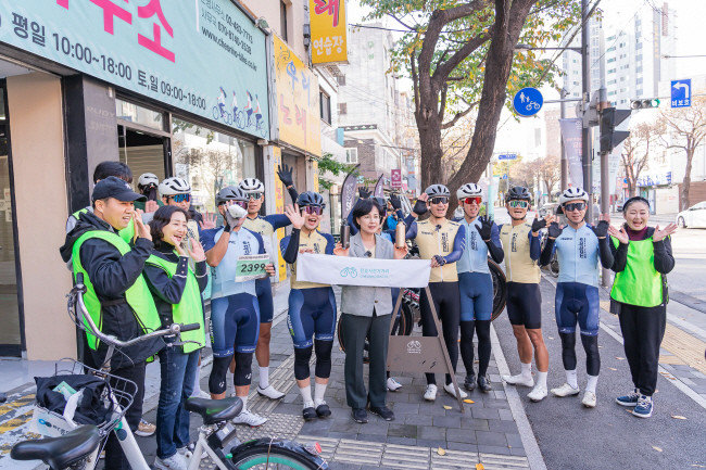 지난 11월 서울 강동구 천호자전거거리 일대에서 열린 ‘라이딩 챌린지’에서 이수희(가운데) 강동구청장이 참여자들과 기념촬영을 하고 있다. 강동구청 제공
