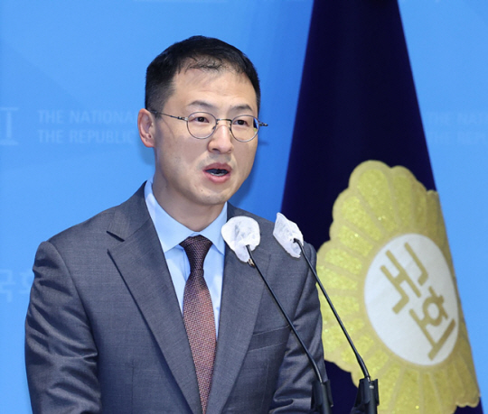 김상욱 국민의힘 의원이 10일 오전 서울 여의도 국회 소통관에서 기자회견을 열고 윤석열 대통령의 사죄와 즉시 하야를 촉구하고 있다. 뉴시스