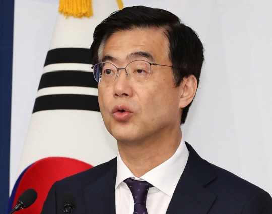 외교부 이재웅 대변인이 5일 서울 종로구 정부서울청사 별관에서 정례브리핑을 하고 있다. 연합뉴스