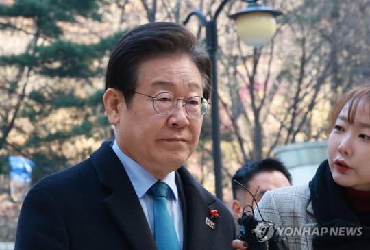 이재명 더불어민주당 대표가 10일 오전 서울 서초구 서울중앙지법에서 열린 ‘대장동 배임·성남FC 뇌물’ 관련 1심 속행 공판에 출석하기 위해 법정으로 향하고 있다. 연합뉴스