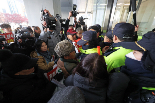 10일 서울 중구 진실·화해를위한과거사정리위원회 앞에 국가폭력피해범국민연대 관계자들이 박선영 위원장 취임 거부 기자회견을 마친 뒤 취임식장 진입을 시도하다 경찰에 저지당하고 있다. 연합뉴스