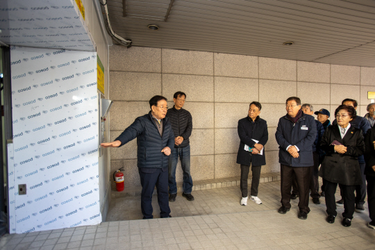 김경호(앞줄 오른쪽 두 번째) 광진구청장이 리모델링을 마친 보훈회관 기계식 주차장 시설을 둘러보고 있다. 광진구청 제공