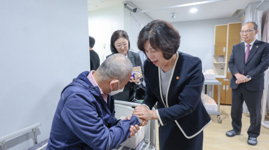 강정애 국가보훈부 장관이 지난 11월 1일 강원 원주시 원주보훈요양원을 방문해 입원 중인 국가유공자들을 위문하고 있다.국가보훈부 제공