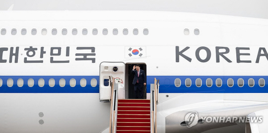 윤석열 대통령이 지난달 14일 성남 서울공항에서 31차 아시아태평양경제협력체(APEC) 및 19차 주요 20개국(G20) 정상회의 참석을 위해 출국하며 전용기인 공군 1호기에 올라 인사하고 있다. 대통령실 제공