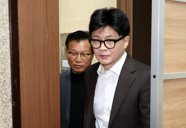 한동훈(오른쪽) 국민의힘 대표가 10일 오전 국회에서 이양수 정국안정화 태스크포스(TF) 위원장과 함께 당 대표실로 이동하고 있다.  뉴시스