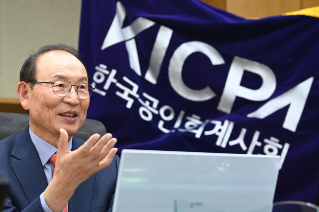 최운열 한국공인회계사회 회장이 지난 3일 서울 서대문구 충정로 본사 회장실에서 상속세 완화와 회계기본법 제정 등에 대한 자신의 생각을 설명하고 있다.  박윤슬 기자