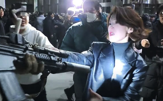 국회 진입한 계엄군이 안귀령 더불어민주당 대변인에게 SCAR-L 돌격소총 총구를 겨누고 있다. SCAR-L 돌격소총은 특수부대인 707부대에 지급된 총기로 알려져 있다. 사진=JTBC 영상 캡처 뉴시스