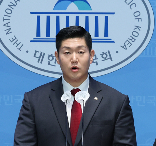 국민의힘 김재섭 의원(서울 도봉갑)이 11일 오후 서울 여의도 국회 소통관에서 윤석열 대통령 탄핵소추안에 대해 찬성 입장을 밝히고, 당론 채택을 요구하는 기자회견을 하고 있다. 연합뉴스