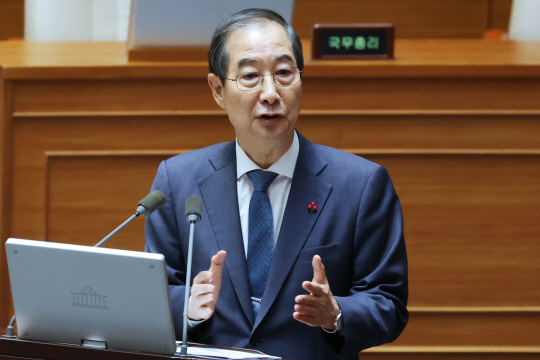 한덕수 국무총리가 11일 오후 국회 본회의에서 진행된 ‘윤석열 대통령 위헌적 비상계엄 선포 내란행위 관련 긴급현안질문’에서 답변하고 있다. 연합뉴스