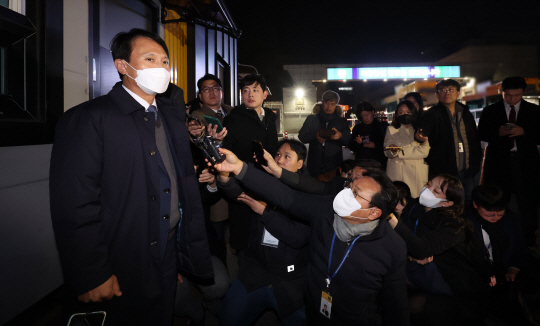 ‘12·3 비상계엄 사태’ 수사를 위해 대통령실 압수수색에 나선 경찰 국가수사본부(국수본) 관계자가 11일 저녁 서울 용산 대통령실 민원실을 나와 취재진의 질문에 답하고 있다. 연합뉴스