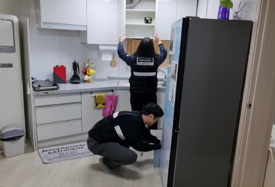 서울시 민생사법경찰국이 불법 숙박업소 단속을 하고 있다. 서울시청 제공