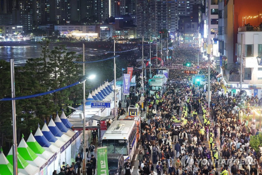 11월 9일 열린 부산불꽃축제 귀가 인파.연합뉴스