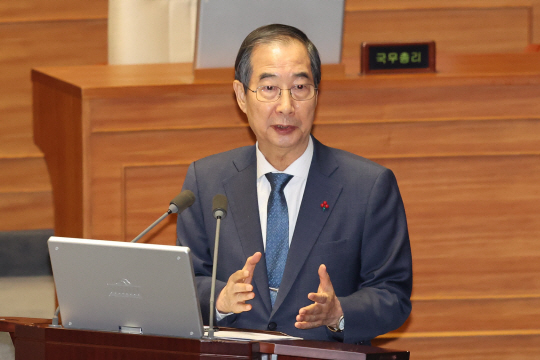한덕수 국무총리가 11일 오후 국회 본회의에서 비상계엄 선포 관련 긴급 현안 질의에서 의원 질문에 답하고 있다. 뉴시스