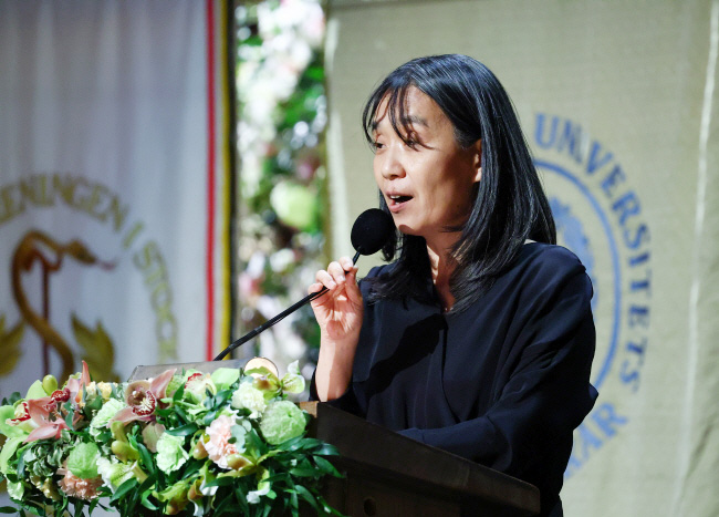 한강 작가가 10일 밤 진행된 2024 노벨상 시상식 후 만찬 연회에서 영어로 수상 소감을 밝히고 있다.   연합뉴스