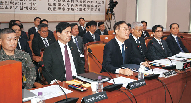 박성재(앞줄 왼쪽 세 번째) 법무부 장관이 11일 오전 국회에서 열린 법제사법위원회 전체회의에서 발언하고 있다.  박윤슬 기자