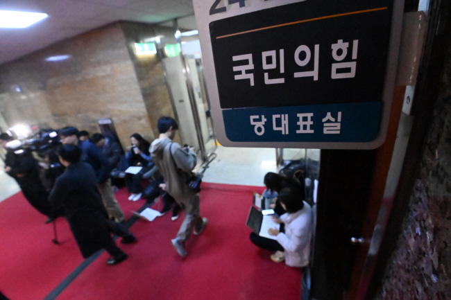 11일 오전 국회의 국민의힘 당 대표실 앞에서 취재기자들이 한동훈 대표의 출근을 기다리고 있다.  곽성호 기자