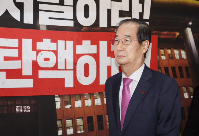 ‘위헌적 비상계엄 선포를 통한 내란 행위 진상규명’ 상설특검이 통과된 10일 국회 본회의에 참석했던 한덕수 국무총리가 본회의장을 떠나고 있다. 연합뉴스