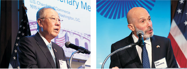 류진(왼쪽 사진) 한미재계회의 위원장이 10일 미국 워싱턴DC 미국상공회의소에서 개최된 ‘제35차 한미재계회의 총회’에서 양국의 협력을 강조하는 내용의 개회사를 하고 있다. 오른쪽은 에번 그린버그 미한재계회의 위원장이 “한국은 미국의 중요한 동맹국이자 파트너”라는 환영사를 하는 모습.  한국경제인협회·미국상공회의소 제공