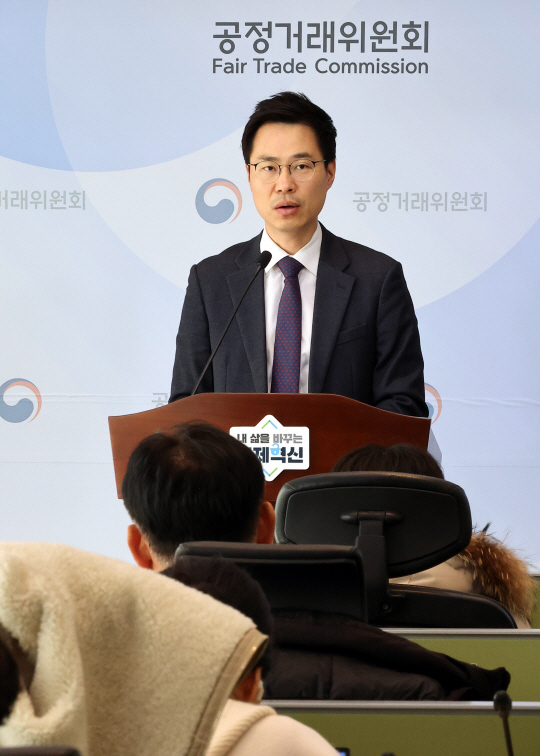 공정거래위원회 구태모 기업결합과장이 12일 정부세종청사에서 ‘대한항공-아시아나항공 기업결합 심사’와 관련해 설명하고 있다.연합뉴스