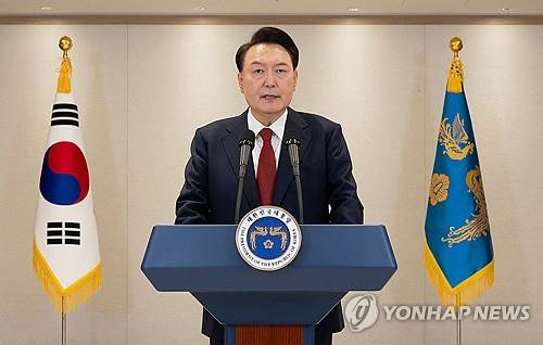 윤석열 대통령이 12일 용산 대통령실에서 대국민 담화를 하고 있다.