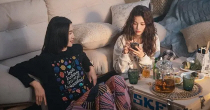 영화 ‘좋은 것들’의 한 장면. 영화는 서로를 위로하고 격려하는 두 여성의 우정에 대해 다룬다. 중국 신랑차이징 홈페이지 캡처