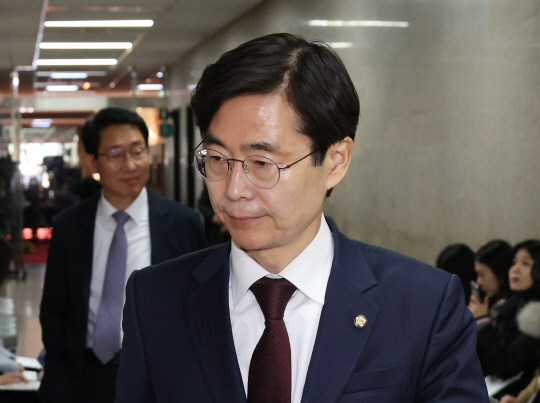 국민의힘 조경태 의원이 지난 9일 오전 국회 본청 원내대표실에서 열린 중진 의원 모임에 참석하고 있다. 연합뉴스