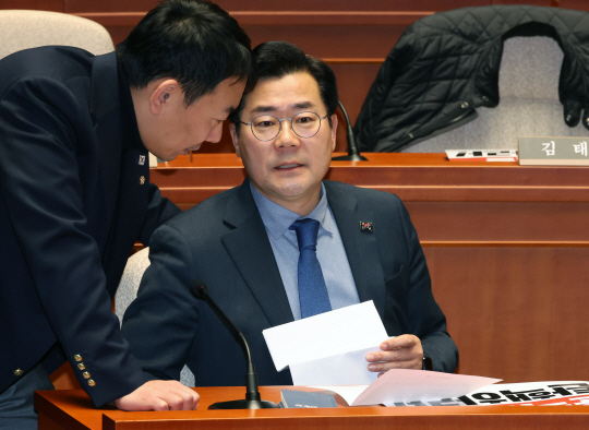 박찬대(오른쪽) 더불어민주당 원내대표가 12일 오후 서울 여의도 국회에서 열린 의원총회에서 김용민 의원과 대화하고 있다. 뉴시스