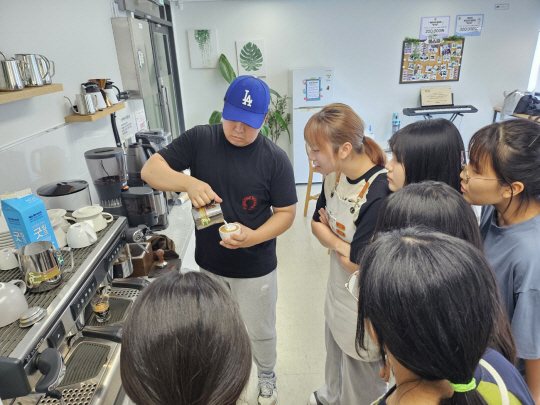 동아리원들이 바리스타 전문멘토로부터 교육을 받고 있다.중구청 제공