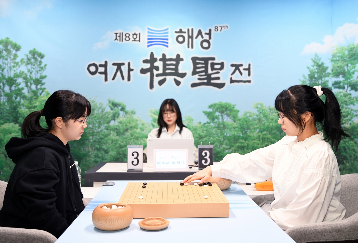 최정(오른쪽)이 여자기성 결승 3번기에서 스미레에게 역전승을 거뒀다.[한국기원 제공. 재판매 및 DB 금지]