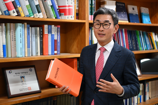 최경진 가천대 교수는 “우리나라에는 유교적 사고방식이 많이 남아있어 철학과 이념을 굉장히 중시하고 가치 있게 여기는 반면 실천 분야는 여전히 천대받는 것 같다”며 “우리나라의 한 특성이라 볼 수 있긴 하지만 최근 그 간극이 점점 커지는 것 같아 다소 우려스럽다”고 말했다. 문호남 기자