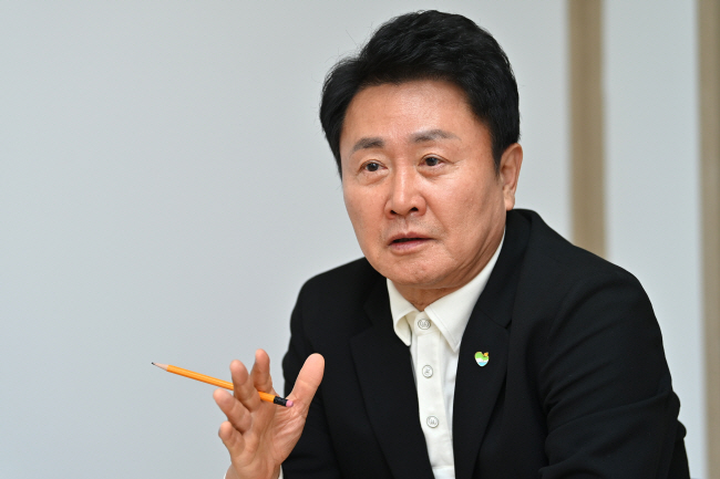 올해 사랑의열매에 1억 원을 일시 기부해 ‘아너 소사이어티’ 회원이 된 김석회 광진복지재단 대표가 ‘나눔의 기쁨’에 대해 설명하고 있다.  백동현 기자