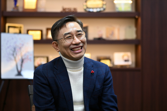 사랑의열매 ‘착한일터’인 IT 기업 예람의 강사돈 대표가 11일 사랑의열매 배지를 단 채 환하게 웃고 있다.  윤성호 기자