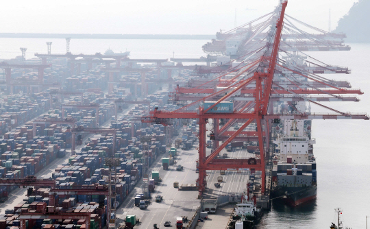 지난 11일 부산 남구 신선대부두에서 컨테이너 선적과 하역작업이 한창이다.뉴시스