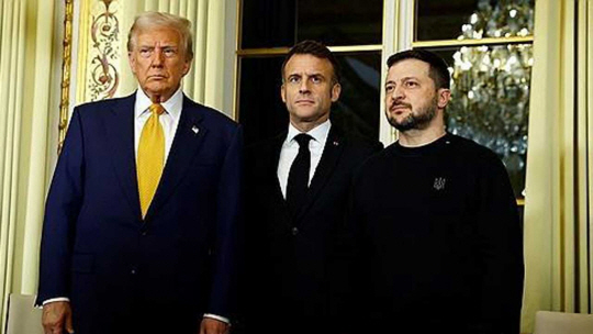 지난주 프랑스 파리에서 만난 도널드 트럼프 미국 대통령 당선인(왼쪽), 에마뉘엘 마크롱 프랑스 대통령(가운데), 볼로디미르 젤렌스키 우크라이나 대통령. EPA 연합뉴스