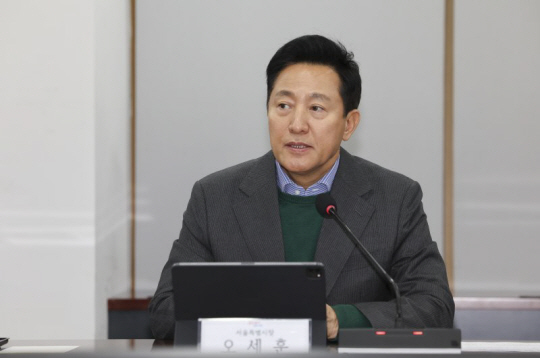 오세훈 서울시장이 12일 서울시청 기획상황실에서 열린 시ㆍ구 합동 비상경제회의에서 모두발언을 하고 있다. 뉴시스
