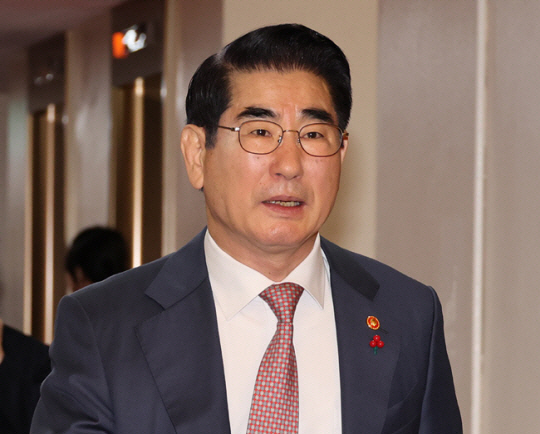 김용현 전 국방부 장관이 지난 3일 윤석열 대통령의 비상계엄 선포 전에 정부서울청사에서 세종-서울 영상으로 열린 국무회의에 참석하고 있다. 뉴시스