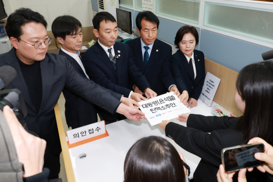 야6당 의원들이 지난 12일 서울 여의도 국회 의안과에 윤석열 대통령 탄핵 소추안을 제출하고 있다. 연합뉴스