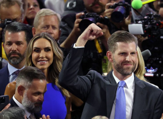 도널드 트럼프 미국 대통령 당선인의 차남 에릭 트럼프(오른쪽). 연합뉴스