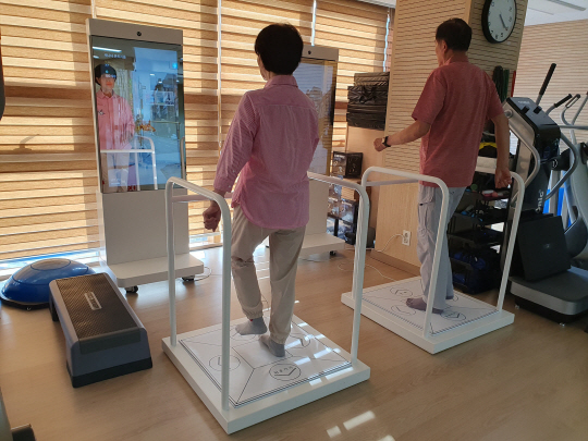 양천구 주민들이 치매안심센터에 설치된 스마트 미러를 이용하고 있다. 양천구청 제공