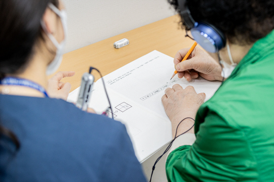 고령자가 양천구 ‘찾아가는 무료 치매검진’ 프로그램을 통해 인지선별검사(CIST)를 받고 있다. 양천구청 제공