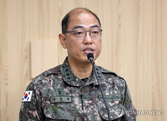 합동참모본부 이성준 공보실장이 지난 6월 10일 서울 국방부에서 열린 정례 브리핑에서 대북 확성기 및 오물 풍선과 관련된 질문에 답하고 있다. 연합뉴스