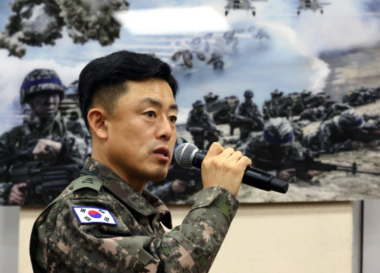 문상호 국군정보사령관이 10일 오후 서울 여의도 국회에서 열린 국방위원회의 긴급 현안질의에서 의원 질의에 답변하고 있다. 뉴시스 제공