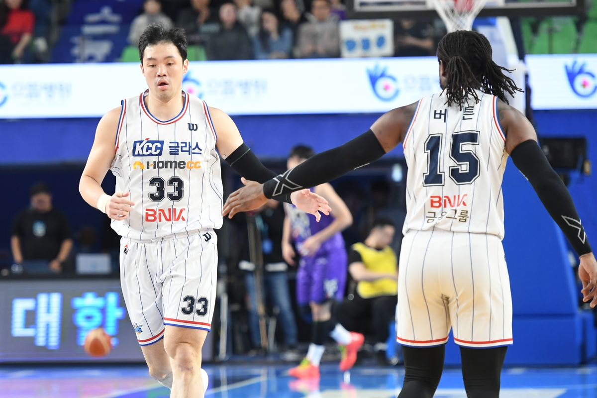 하이파이브하는 이승현과 버튼[KBL 제공. 재판매 및 DB 금지]