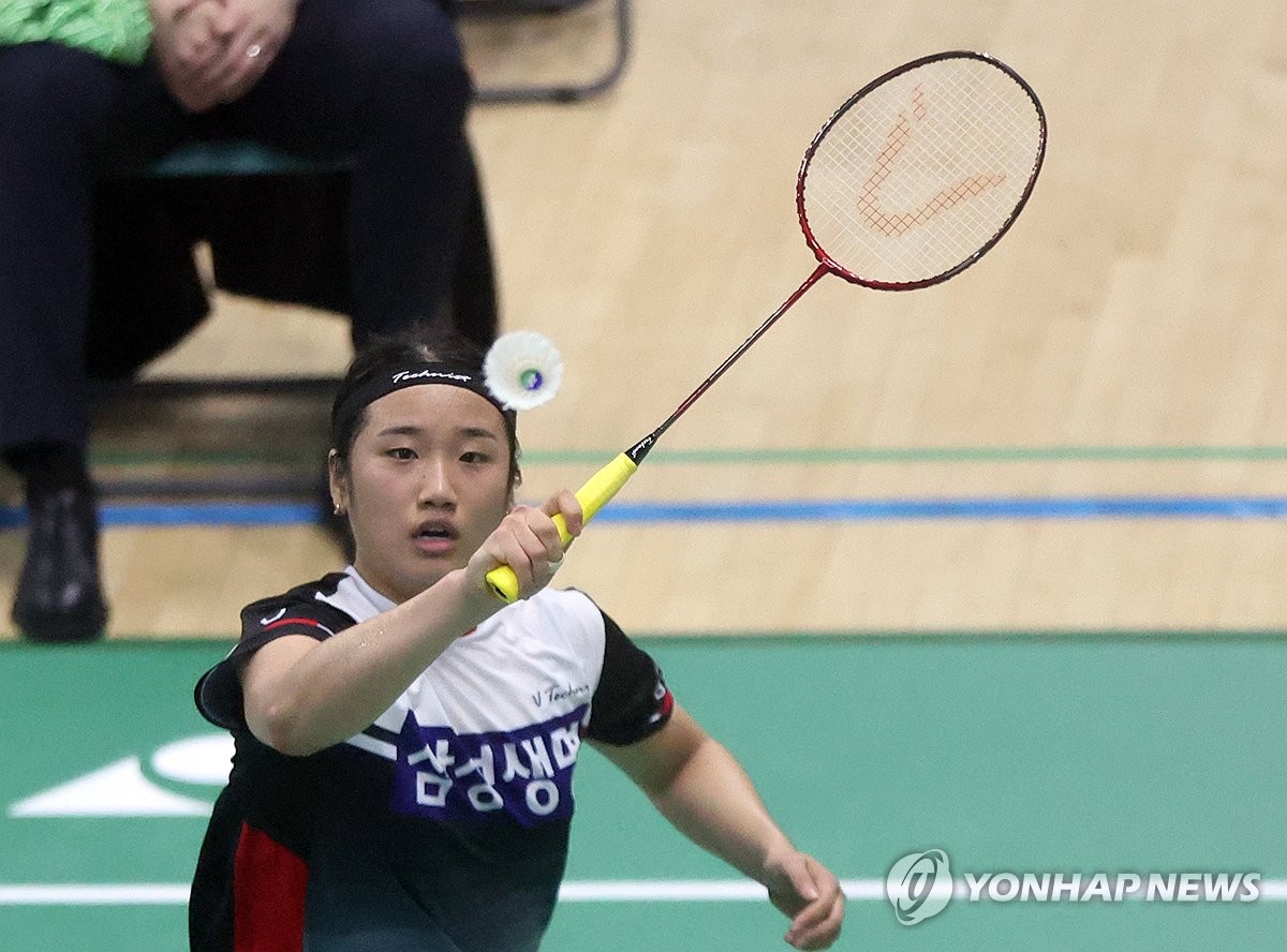 (밀양=연합뉴스) 9일 경남 밀양시 밀양배드민턴경기장에서 열린 ‘제105회 전국체육대회’ 배드민턴 예선전. 부산 삼성생명 안세영이 인천 인천국제공항 심유진과 경기를 펼치고 있다. 2024.10.9