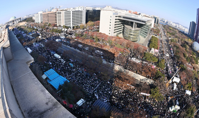 윤석열 대통령에 대한 두 번째 탄핵소추안이 국회 본회의에서 표결에 부쳐진 14일 오후 윤 대통령 탄핵을 촉구하는 시민들이 서울 여의도 국회의사당 주변에 운집해 있다. 윤성호 기자