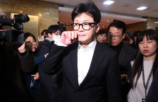 한동훈 국민의힘 대표가 14일 국회 당 대표실에서 나와 의원총회장으로 이동하고 있다. 뉴시스