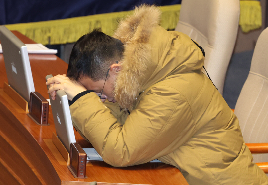 김상욱 국민의힘 의원이 14일 윤석열 대통령 탄핵소추안 개표 도중 고개를 숙인 채 앉아 있다. 뉴시스