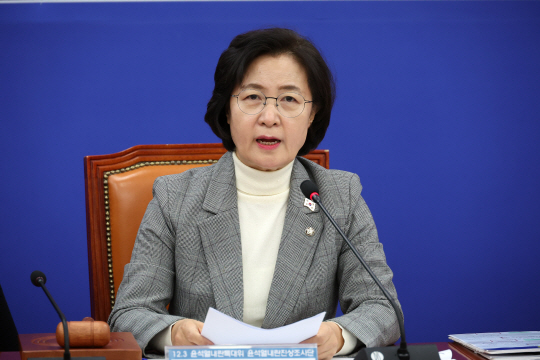 14일 오후 국회에서 열린 더불어민주당 ‘윤석열 내란 진상조사단’ 회의에서 단장을 맡은 추미애 의원이 발언하고 있다. 연합뉴스